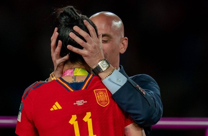 Kadın futbolcuyu kutlamalarda dudağından öpen başkanın cezası onandı