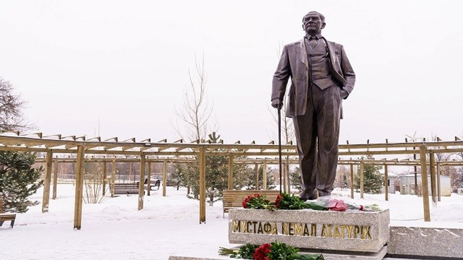 Kazakistan'ın Almatı şehrinde Atatürk Parkı ve Atatürk Heykelinin açılışı yapıldı