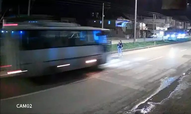 Arkadaşıyla şakalaşırken caddeye fırladı, minibüsün çarpmasıyla öldü