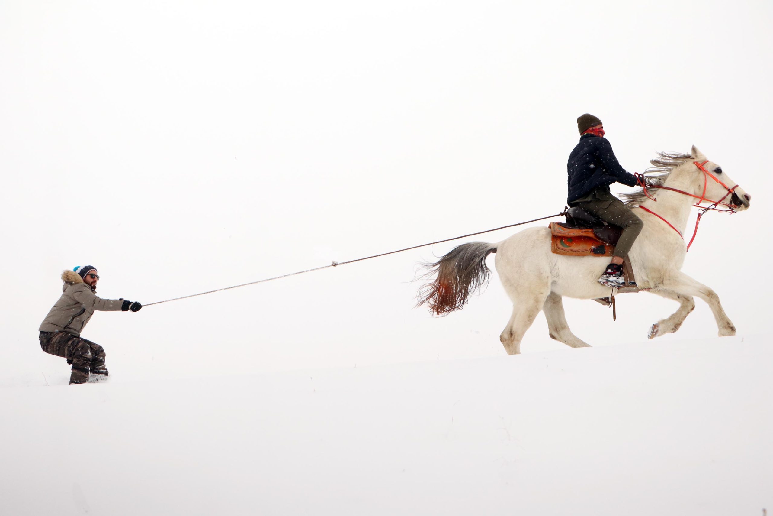 Erzurum'da atlarla kayak yaptılar
