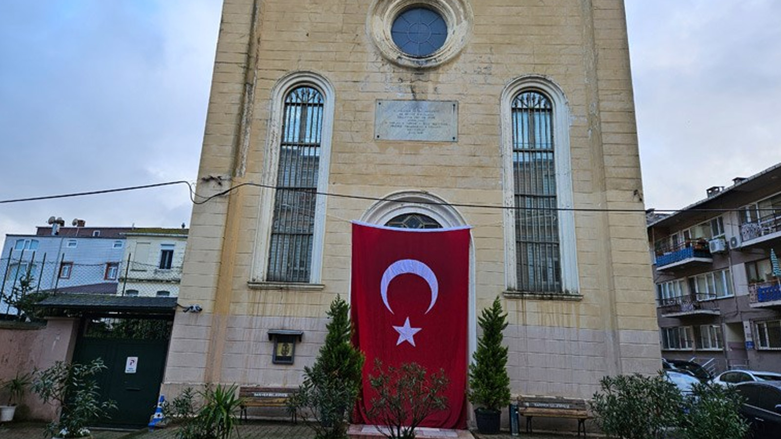 Saldırının düzenlendiği kiliseye Türk bayrağı asıldı
