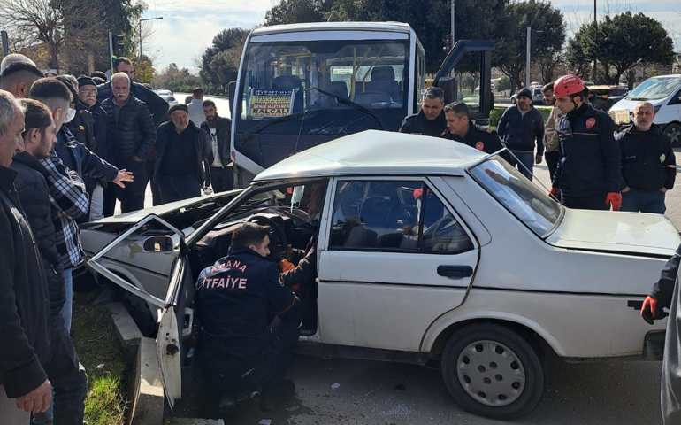 Adana'da feci kaza: Minibüs ile otomobil çarpıştı; 1'i ağır 9 kişi yaralandı