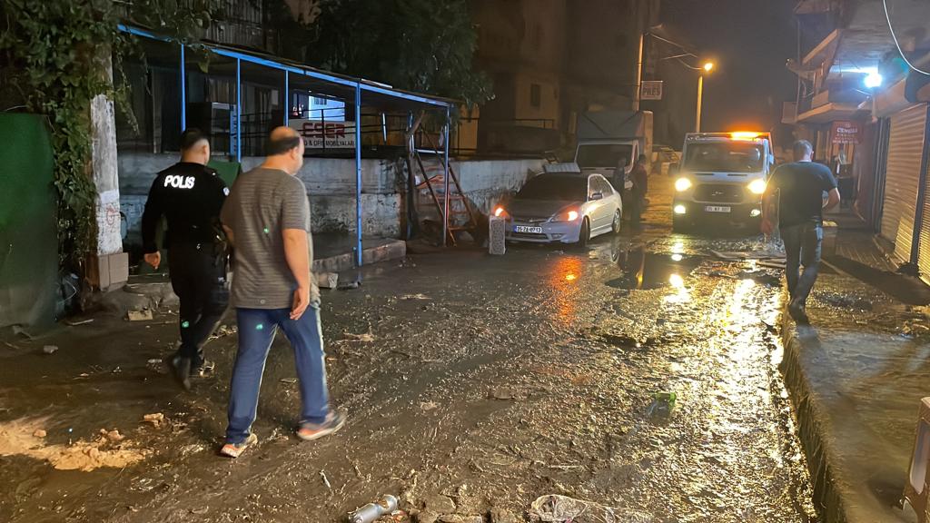 İzmir'de sağanak: Ev ve iş yerlerini su bastı