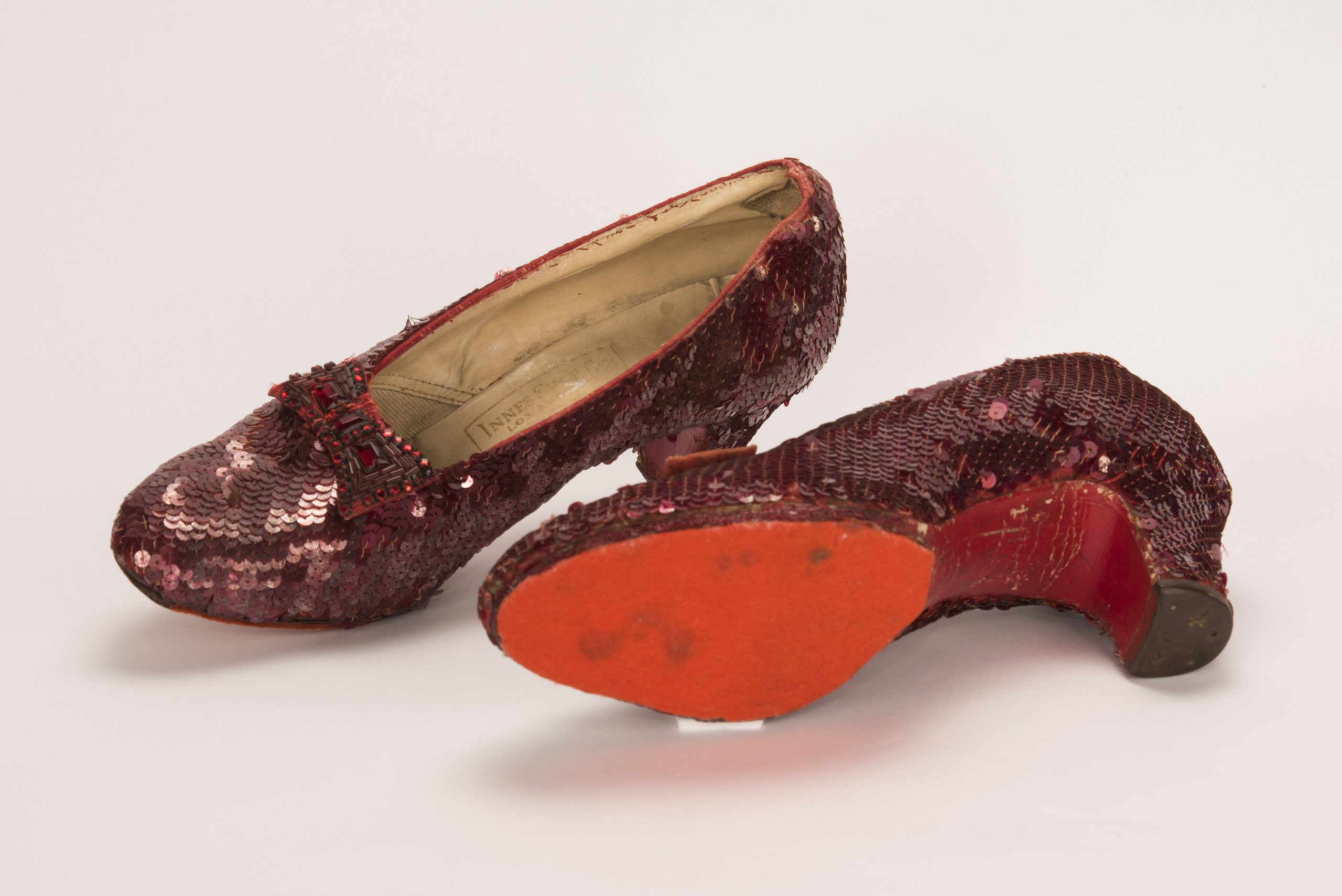 ‘Oz Büyücüsü’ filmindeki kırmızı ayakkabıları çalan hırsıza para cezası