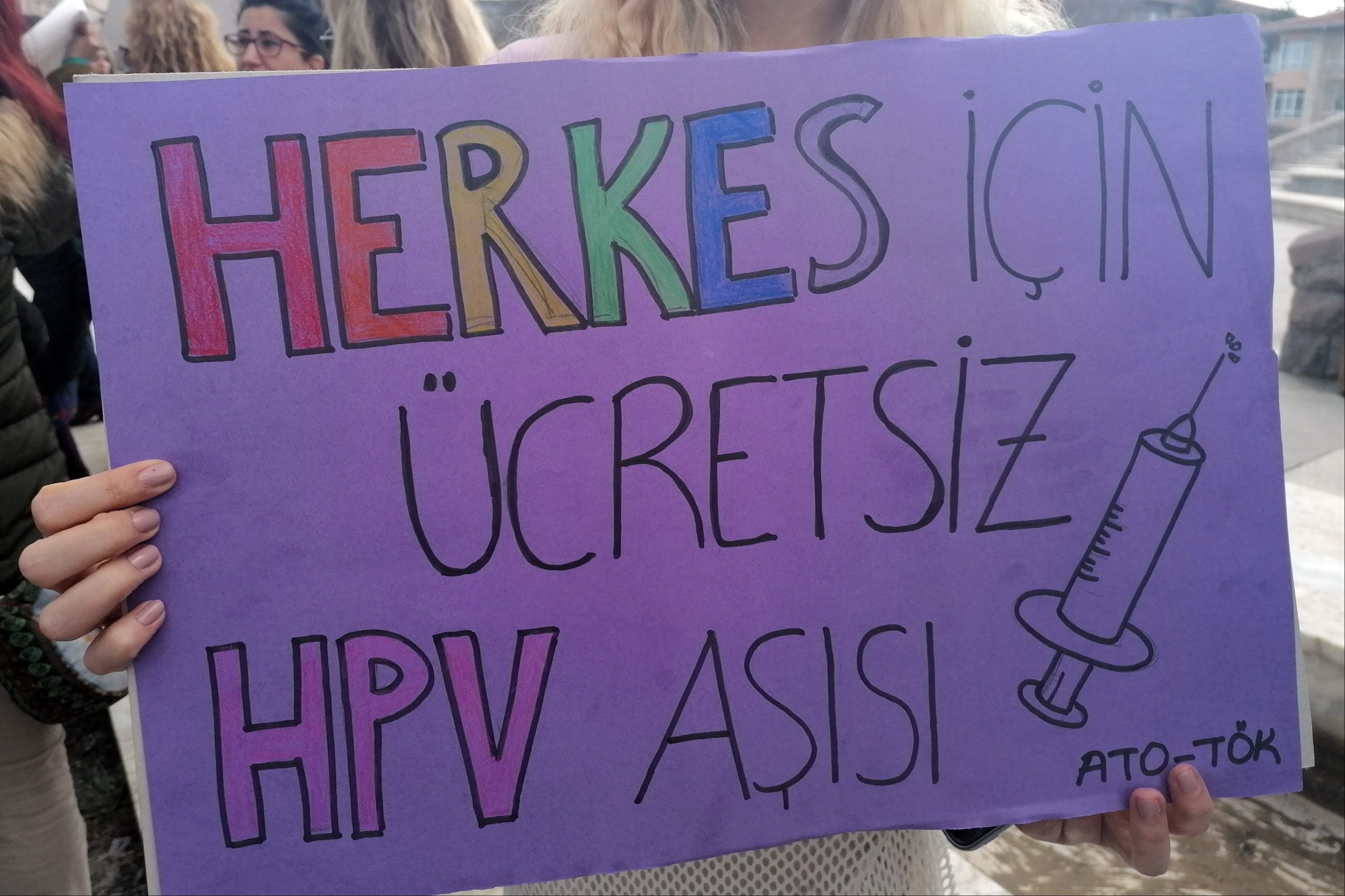 Kadınlar Burada grubu HPV aşısının ücretsiz olması talebiyle Sağlık Bakanlığa dilekçe verdi