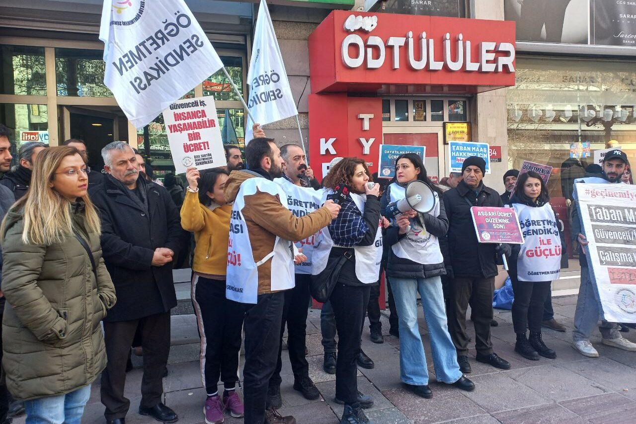 Öğretmeni darp eden özel kursa yumurtalı protesto: Bir öğretmen gözaltına alındı