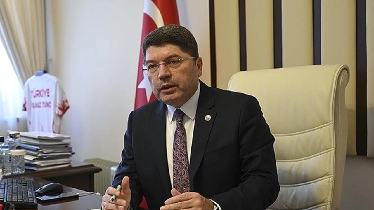 Adalet Bakanı Tunç, Bozdağ'a arka çıktı: Kitapçık atılması milli iradeye saygısızlık