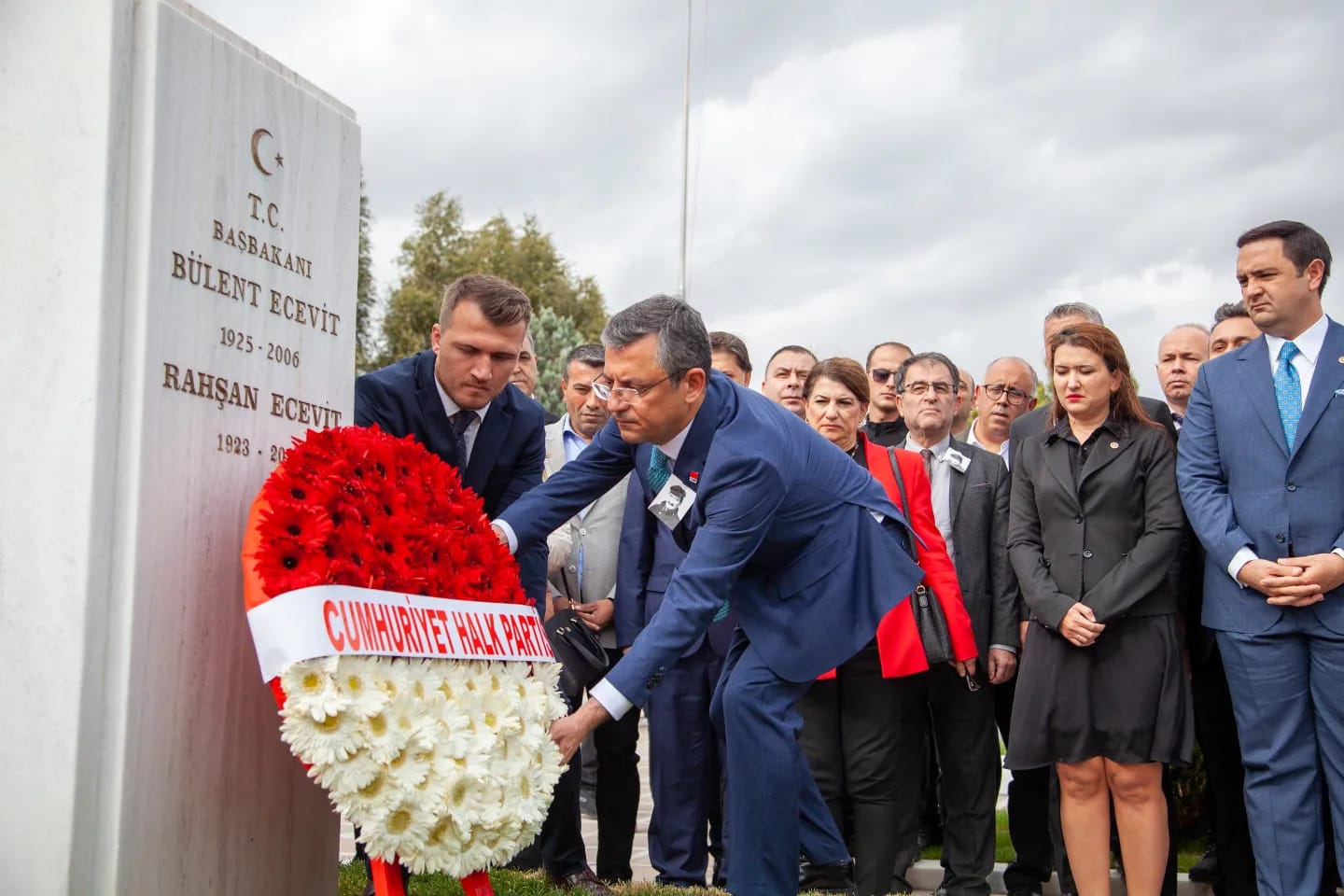 Özgür Özel, Bülent Ecevit'i mezarı başında andı