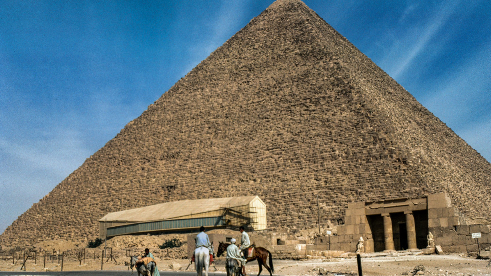 Mikerinos Piramidi'nin 'granit bloklarla kaplanması planı' Mısır'da tartışma yaratıyor