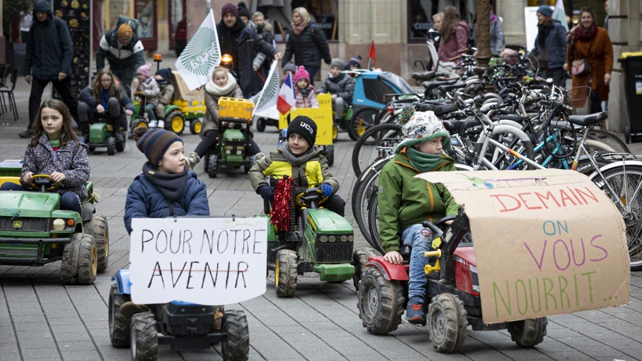Fransa'da çiftçilerin eylemine çocukları da dahil oldu: Akülü traktörlerle ebeveynlerine destek verdiler