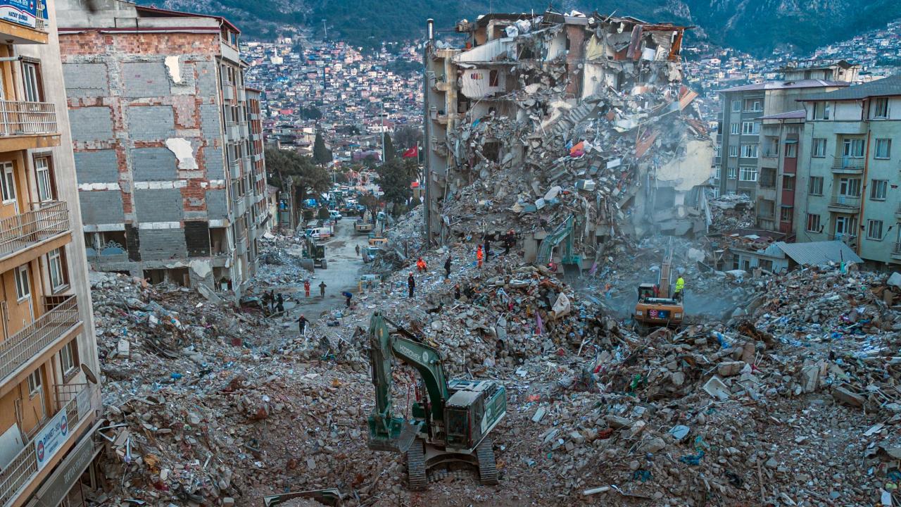 Türkiye'de son 100 yılda 128 bin 645 kişi depremlerde hayatını kaybetti