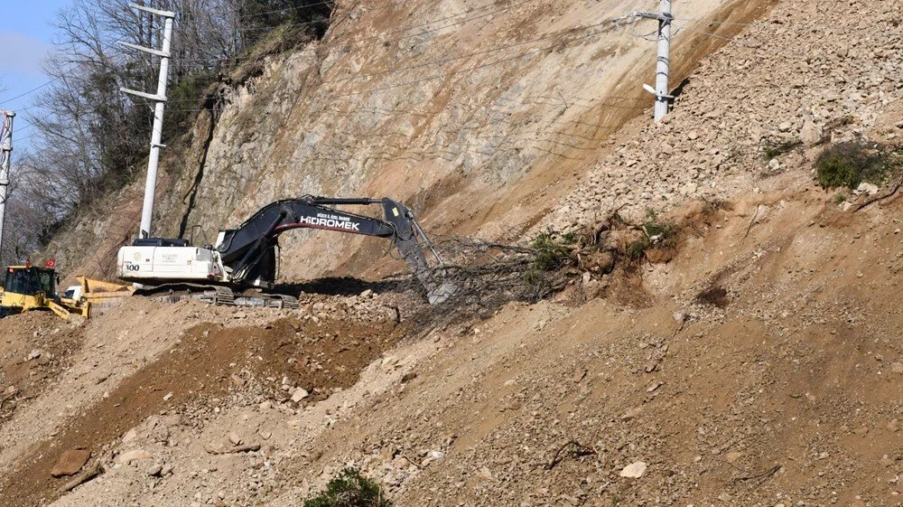 Düzce’de heyelan: Toprak 10 köye ulaşım kapadı