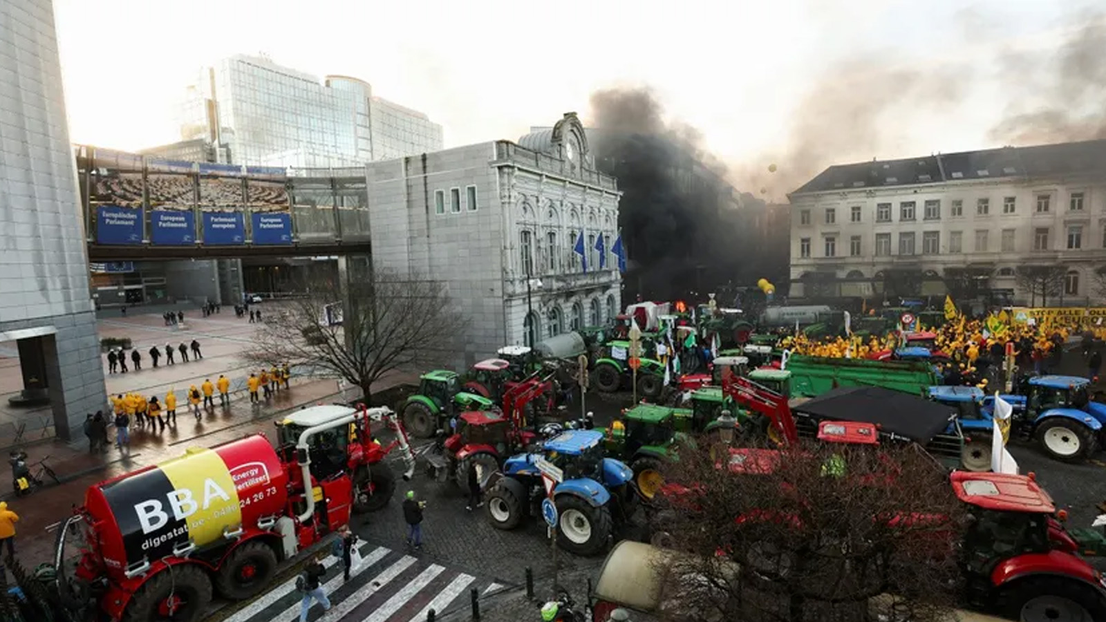 Avrupa çiftçileri, Brüksel'deki AB zirvesi öncesi protesto düzenledi