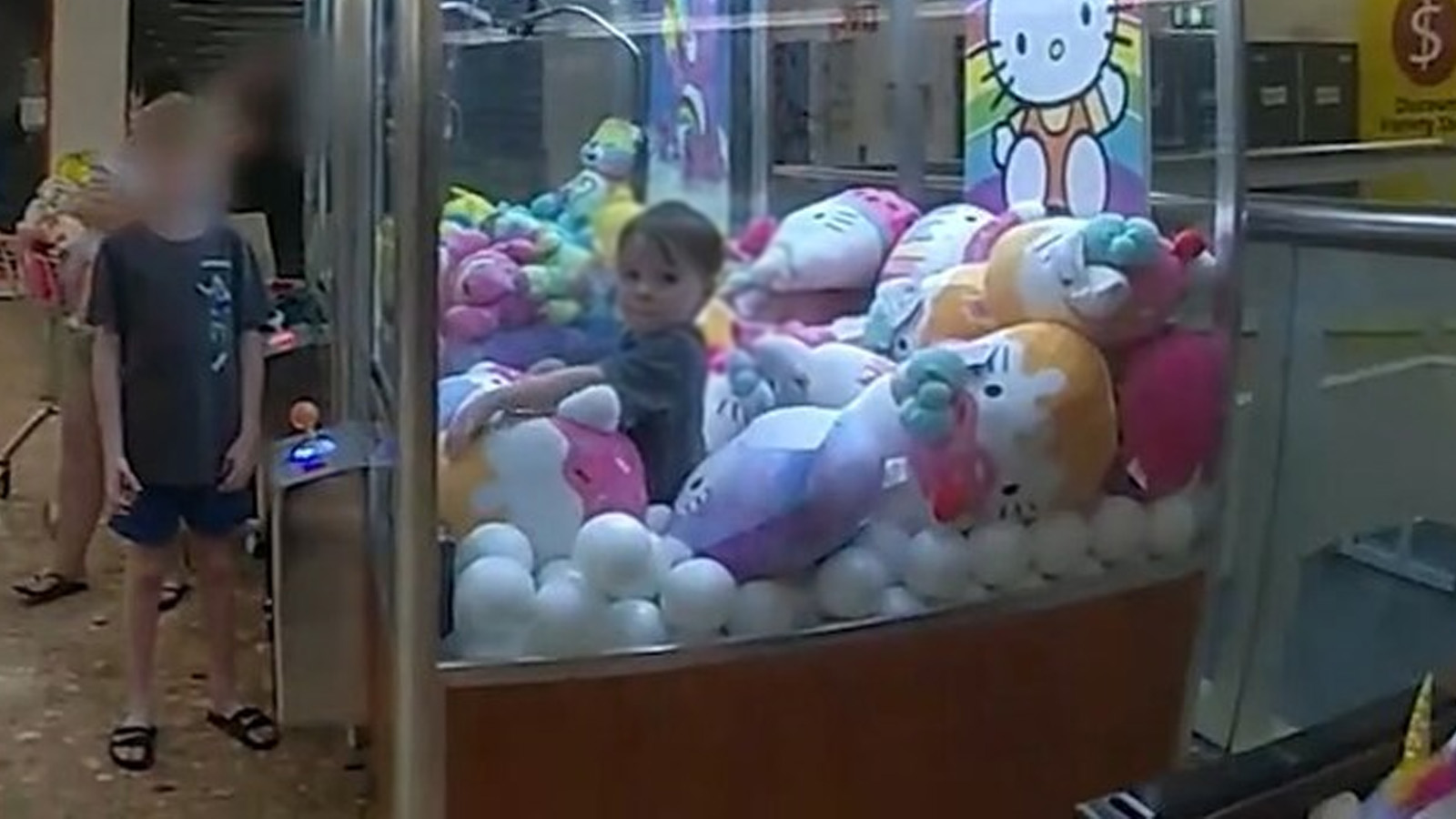 Oyuncak makinesinin içinde mahsur kalan çocuğu polis kurtardı