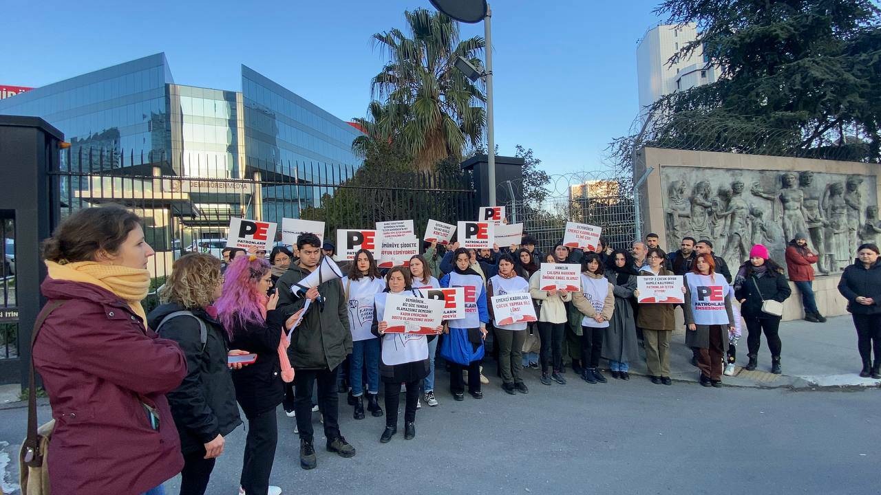 Hamile kaldığı için işten çıkarılan çalışan için Demirören Medya önünde eylem