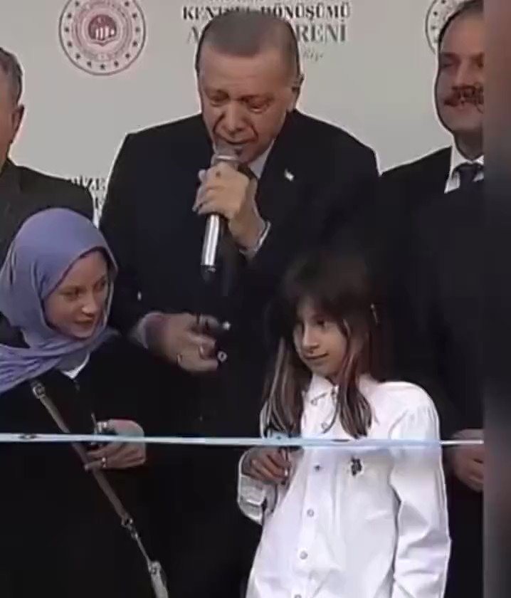 Erdoğan'ın katıldığı açılışa kurdeleyi erken kesen çocuk damga vurdu: 'Dur da bir dur, niye bu kadar acele ettin'