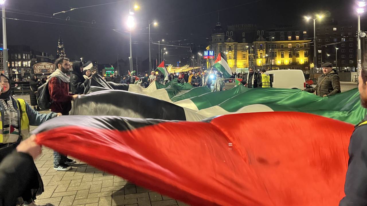 Hollanda'da 15 tren istasyonunda Filistin için oturma eylemi