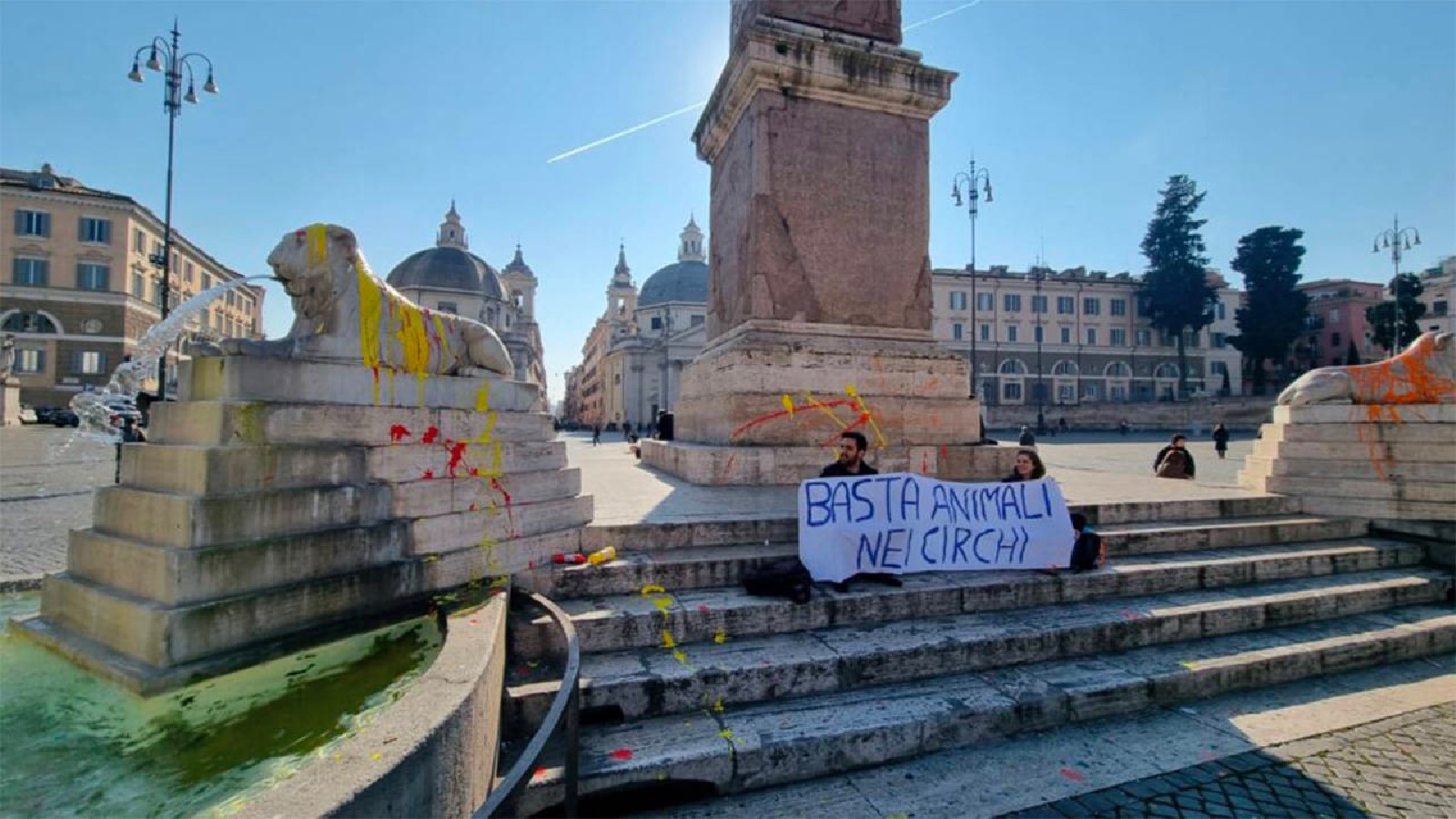 Roma'da hayvan hakları aktivistlerinden eylem: Tarihi aslan heykelli çeşmelere boya attılar