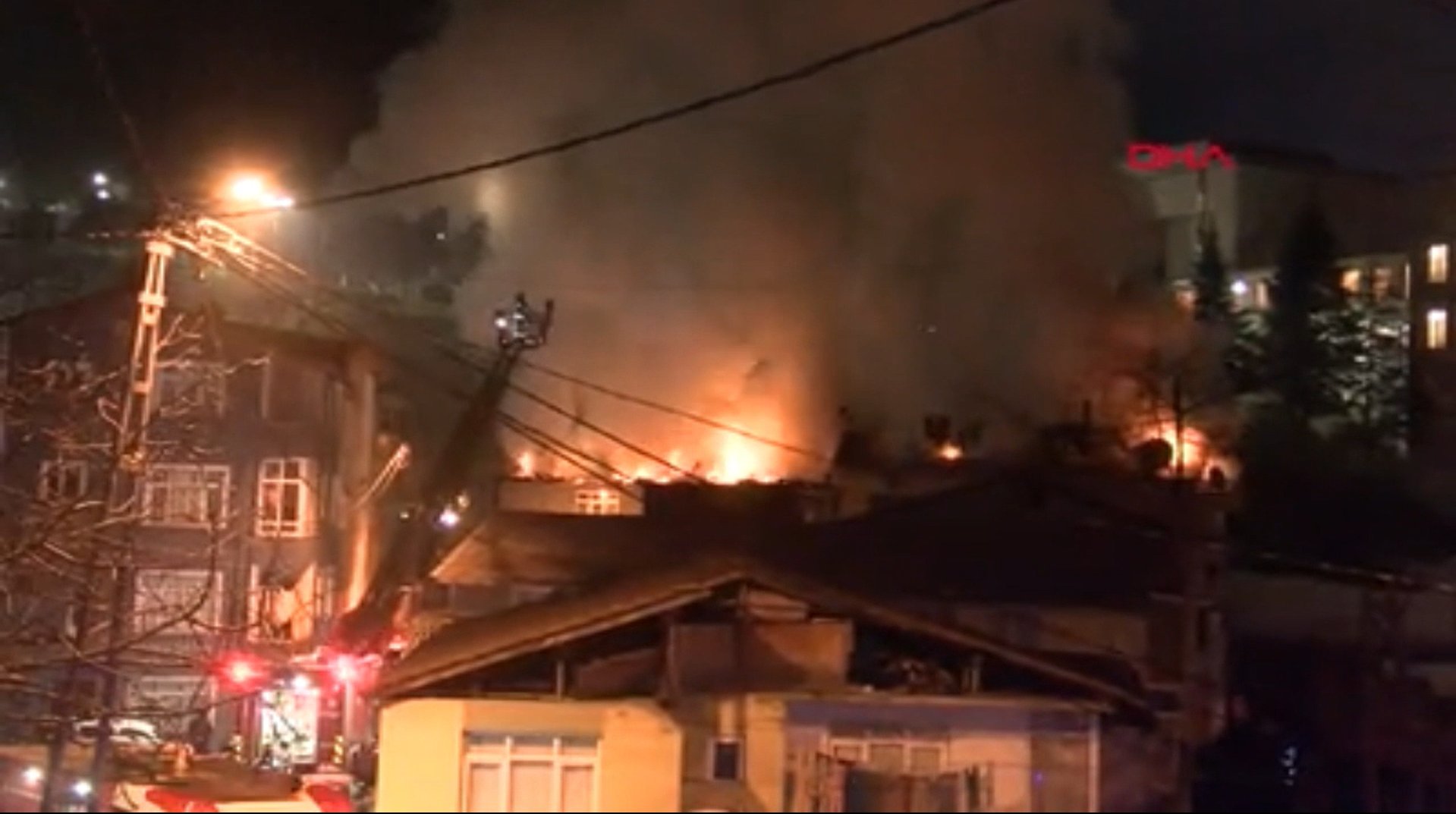Sarıyer'de korkutan yangın: 3 katlı binanın çatısı alevlere teslim oldu