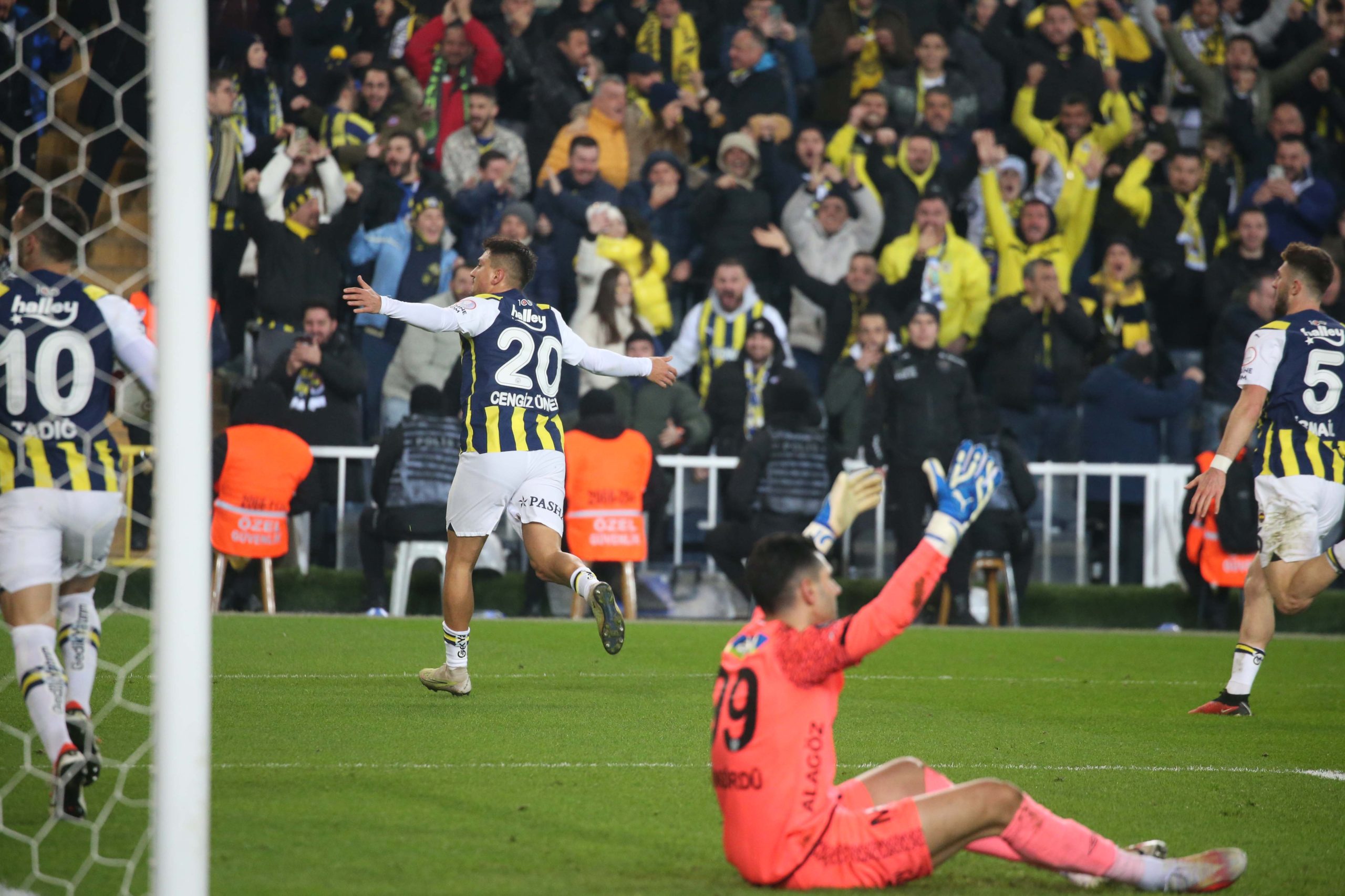 Cengiz Ünder: Fenerbahçe Konferans Ligi'ni ve Süper Kupa'yı kazanabilir