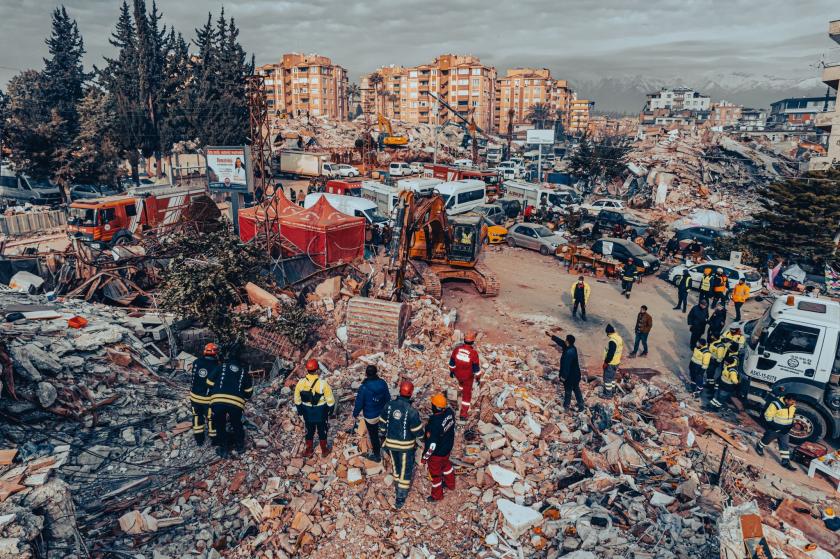 Depremde hayatını kaybedenlerin yakınları devlet kurumlarına tazminat davası açmaya hazırlanıyor