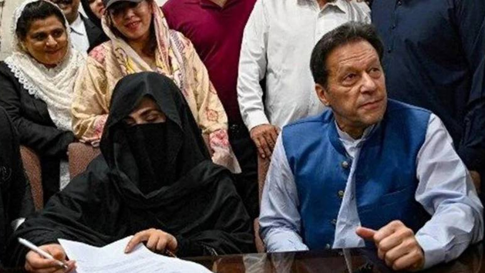 Eski Pakistan Başbakanı İmran Han ve eşine, yasa dışı evlilikten 7'şer yıl hapis cezası