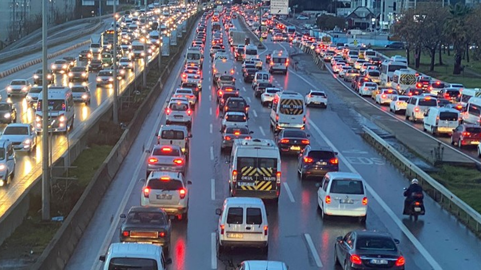 İstanbul'da okulların açılmasıyla birlikte trafik yoğunluğu arttı