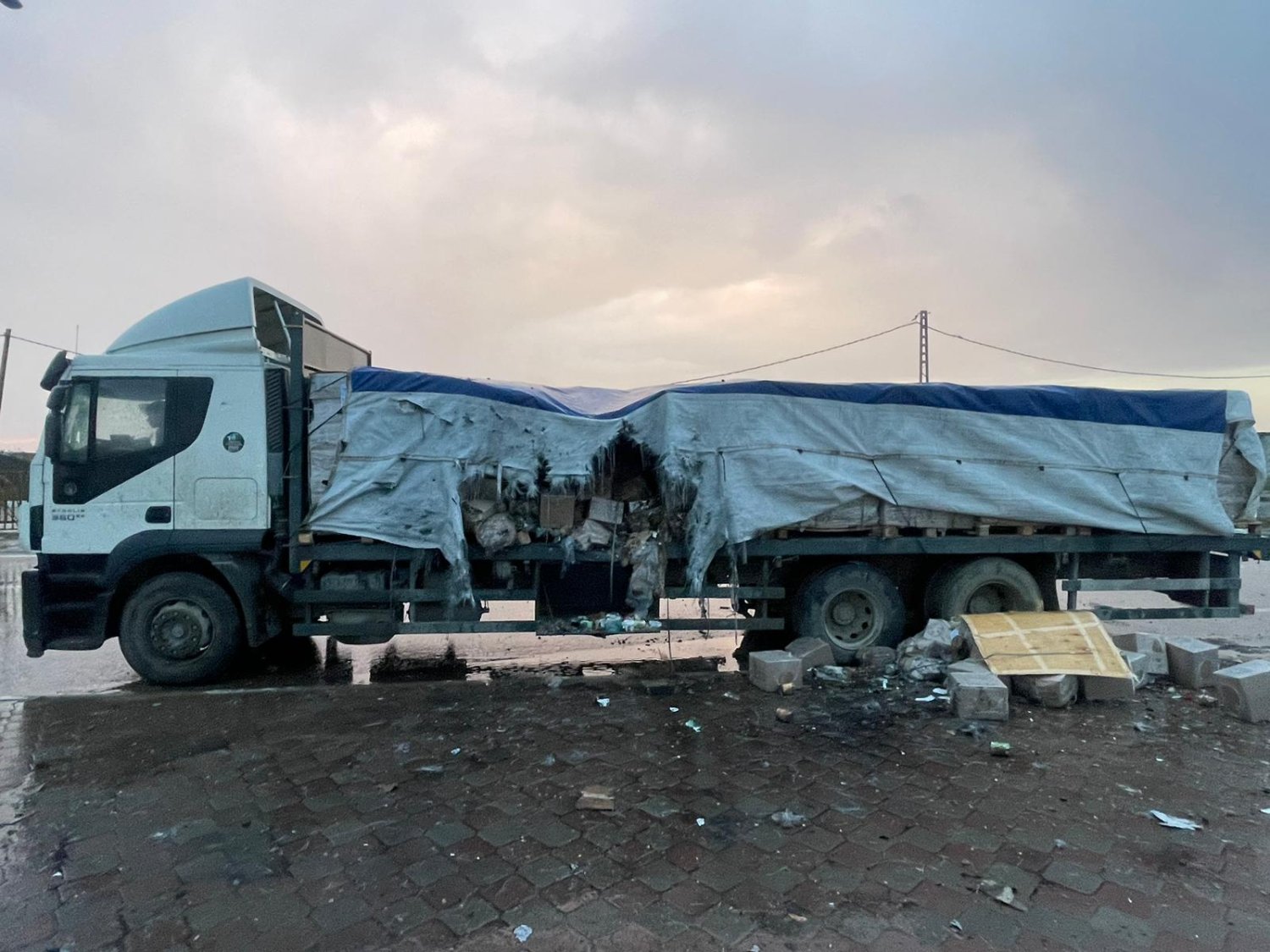 İsrail, Filistin'e giden yardım konvoyunu vurdu