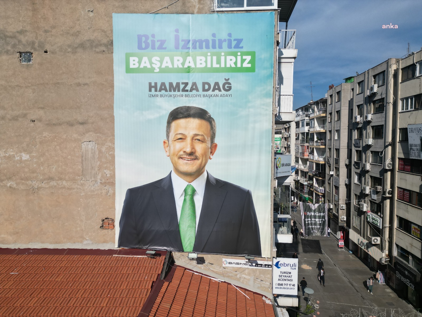 CHP İzmir’den, AKP’ye pankart göndermesi: Bu arkadaş hangi partinin adayı
