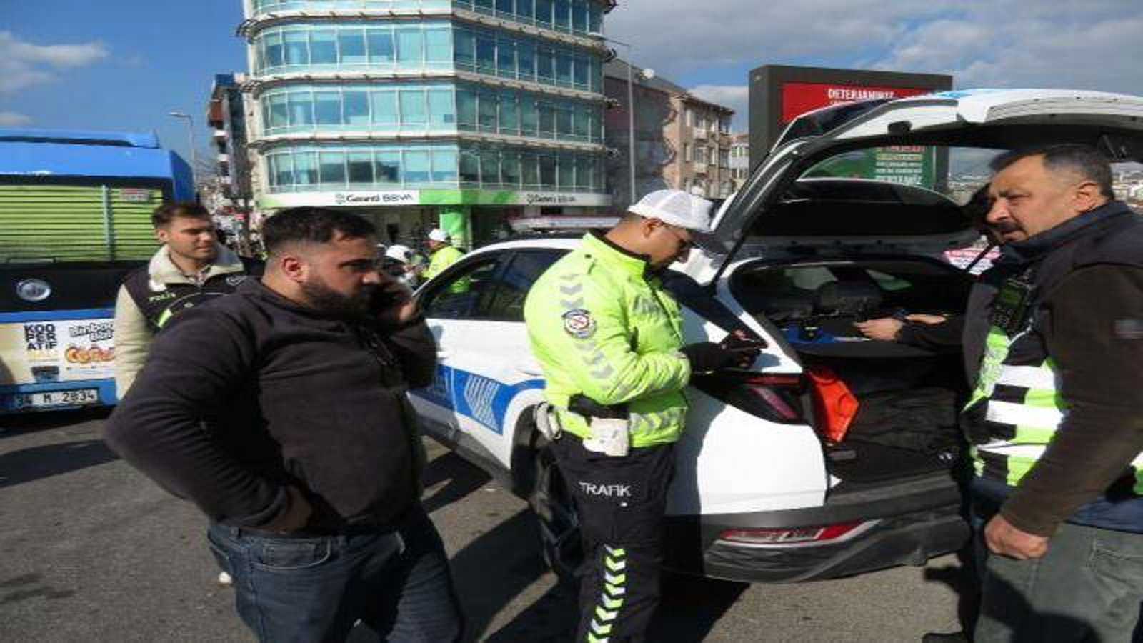 Kadıköy'de polis yolcu gibi bindi; minibüsçülere ceza yağdı