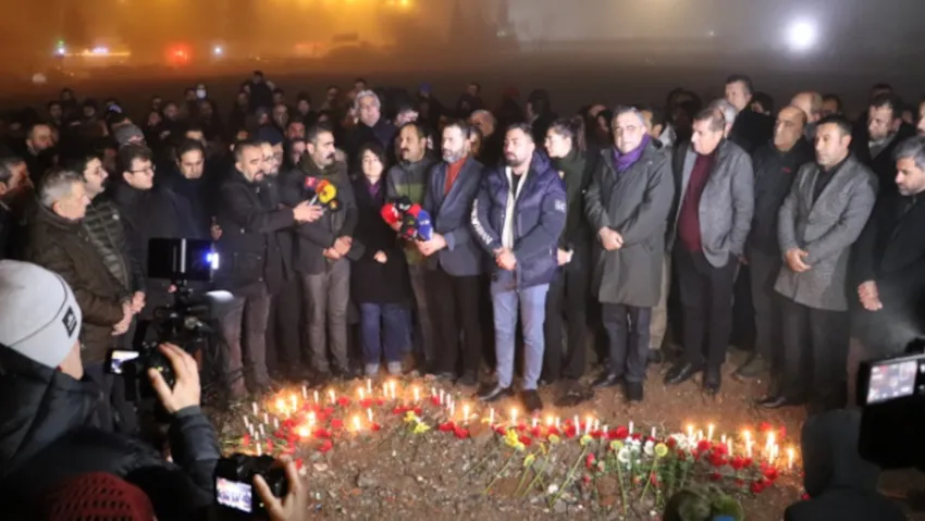 89 kişinin hayatını kaybettiği Diyar Galeria sitesi enkazı önüne karanfiller bırakıldı