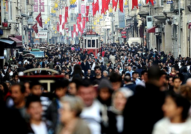 TÜİK Türkiye'nin nüfusunu açıkladı: 92 bin 824 kişi artarak 85 milyon 372 bin 377 kişi oldu