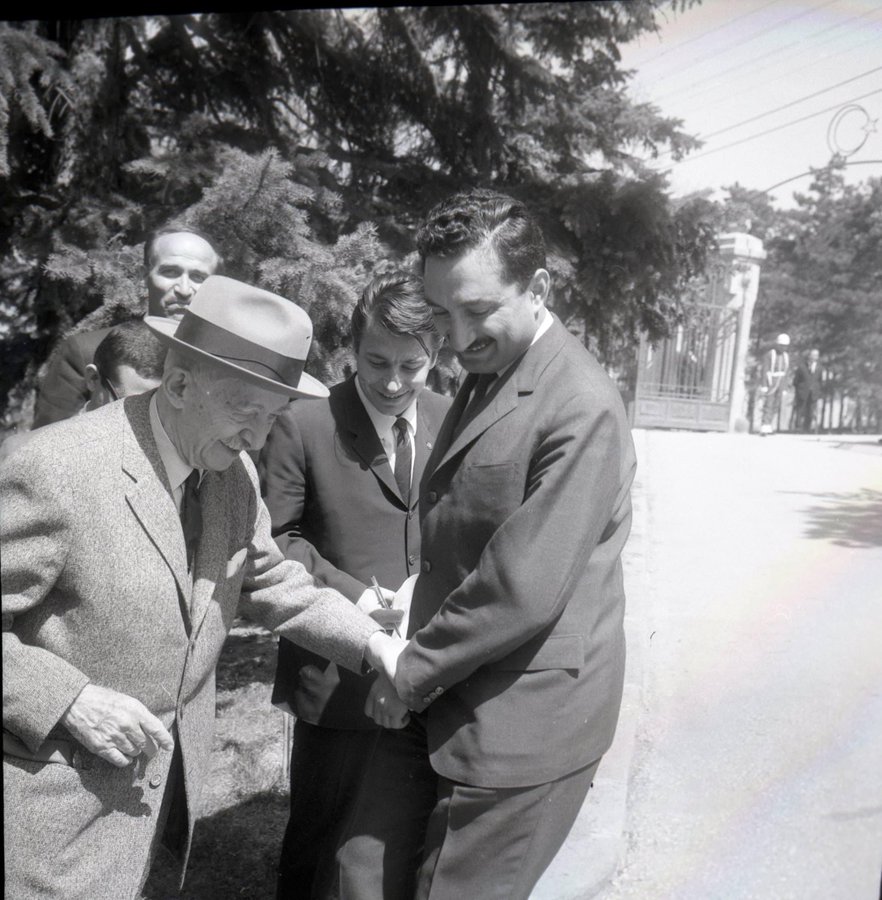 Gazeteci Ünsal Ünlü o fotoğrafı hatırlattı: Kılıçdaroğlu’nun Özel’i tebrik bile etmeden salondan ayrılması..