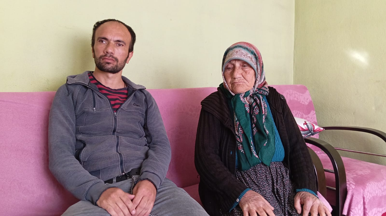 Depremde evi yıkılan 87 yaşındaki Fadime Karaköse engelli oğluyla birlikte yaşıyor: Kiraya çıktık onu da ödeyemiyoruz