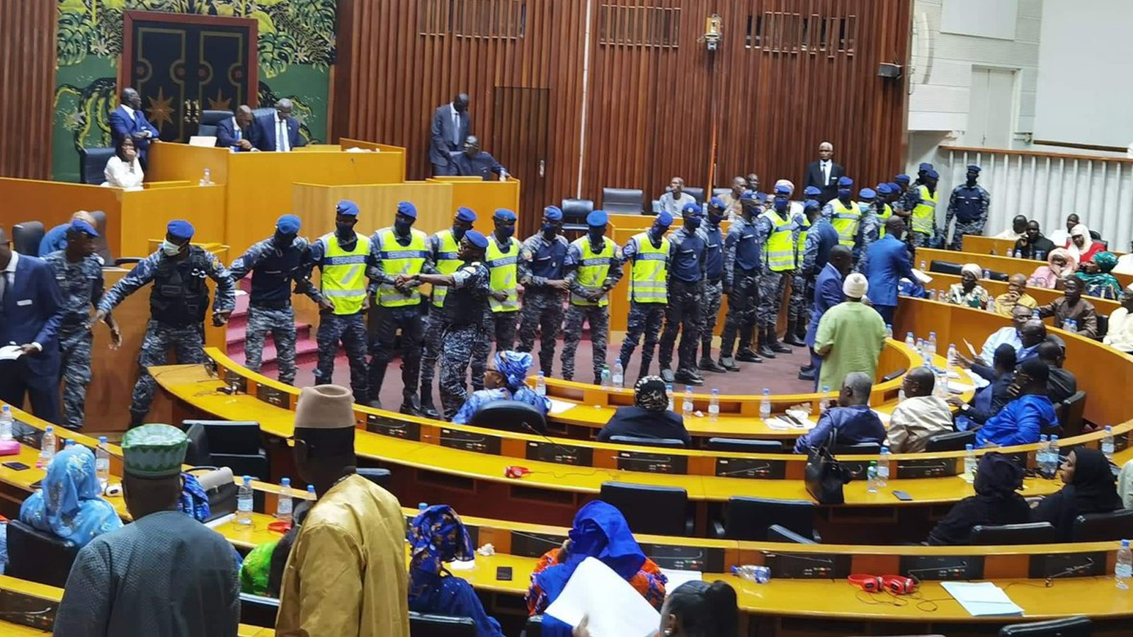 Senegal'de milletvekilleri cumhurbaşkanlığı seçimini erteledi: Polis meclisi bastı