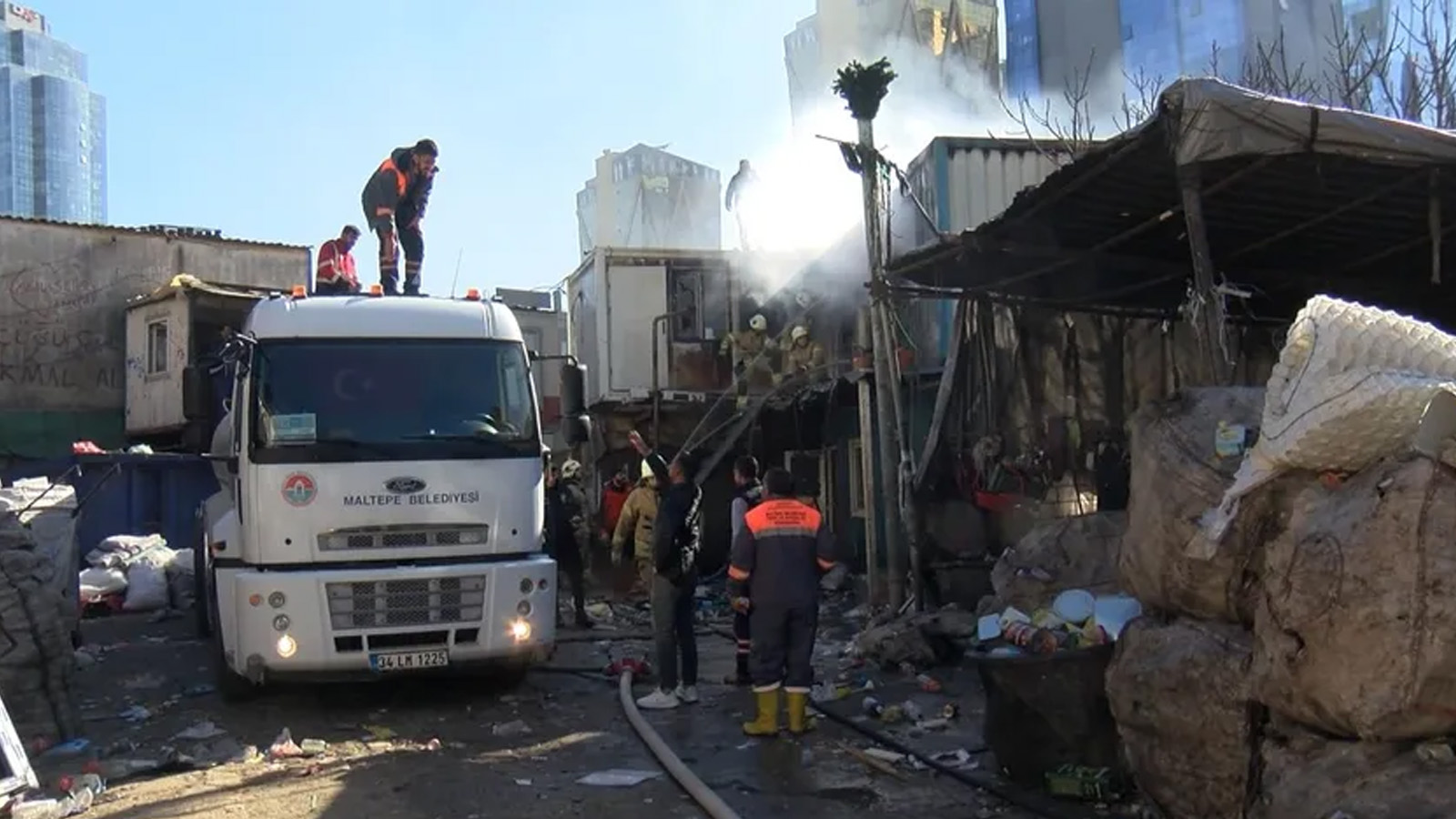 Maltepe'de işçilerin kaldığı konteynerde yangın