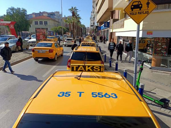 İzmir'de taksicilerden 'kabin istiyoruz' yürüyüşü