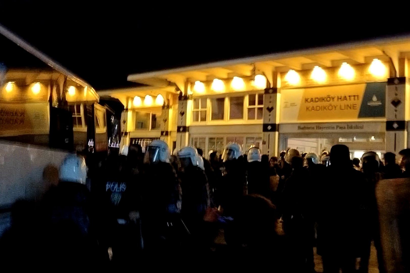 Beşiktaş'ta deprem anmasına polis müdahalesi: Bir grup yurttaş gözaltına alındı