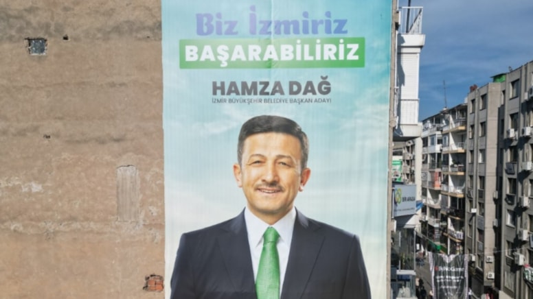 AKP'nin İzmir adayı Hamza Dağ, afişlerden partisinin adını ve logosunu kaldırdı