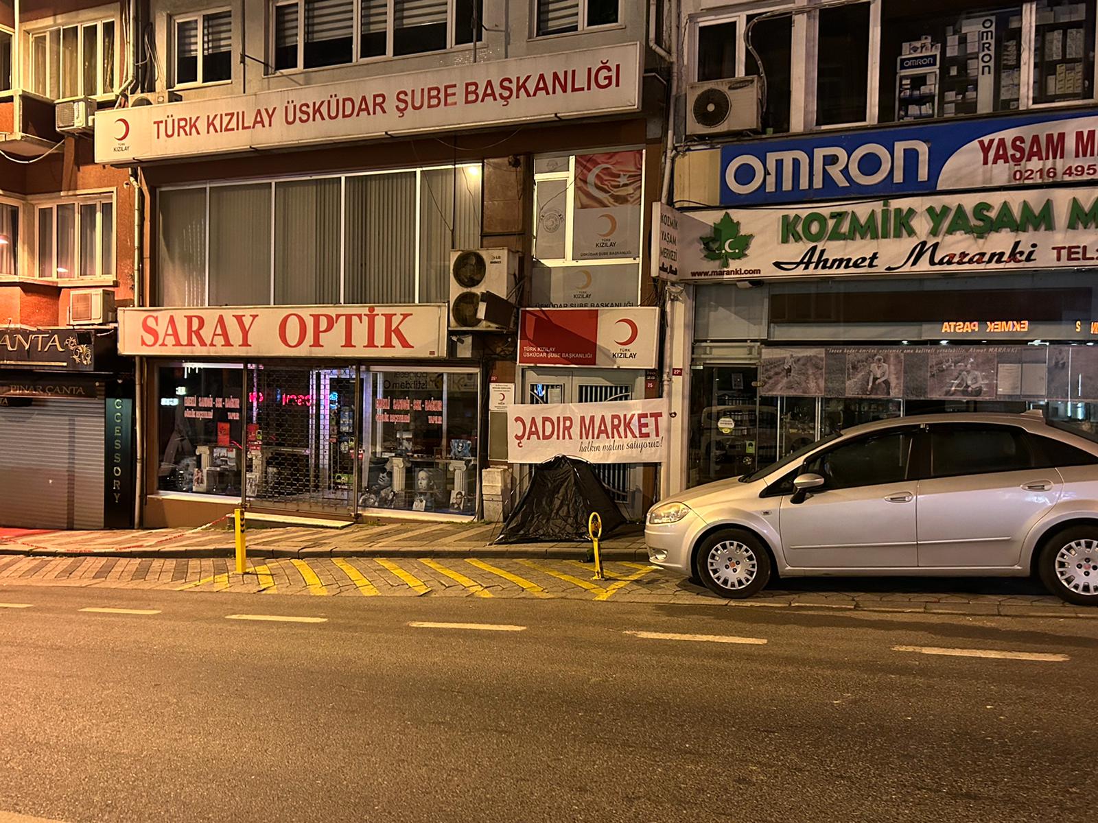 TİP İstanbul İl Örgütü Kızılay’ın kapısına “Çadır market, halkın malını satıyoruz” pankartı astı