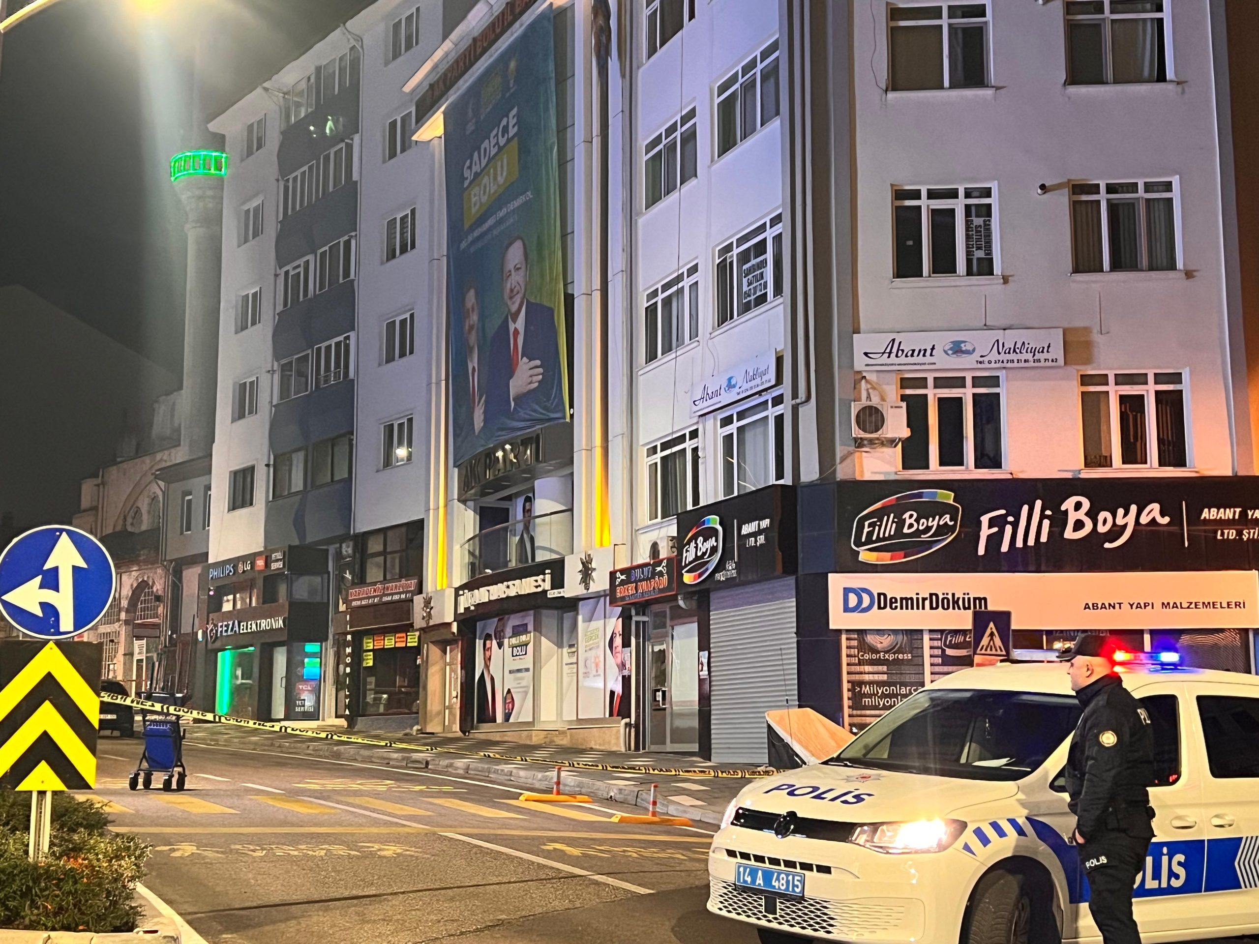 AK Parti İl Başkanlığı binasının kapısına bırakılan şüpheli paketten çöp çıktı