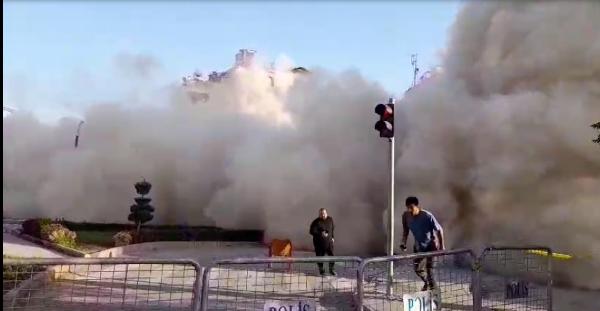 Kilis'te, ağır hasarlı 6 katlı bina yıkım sırasında çöktü