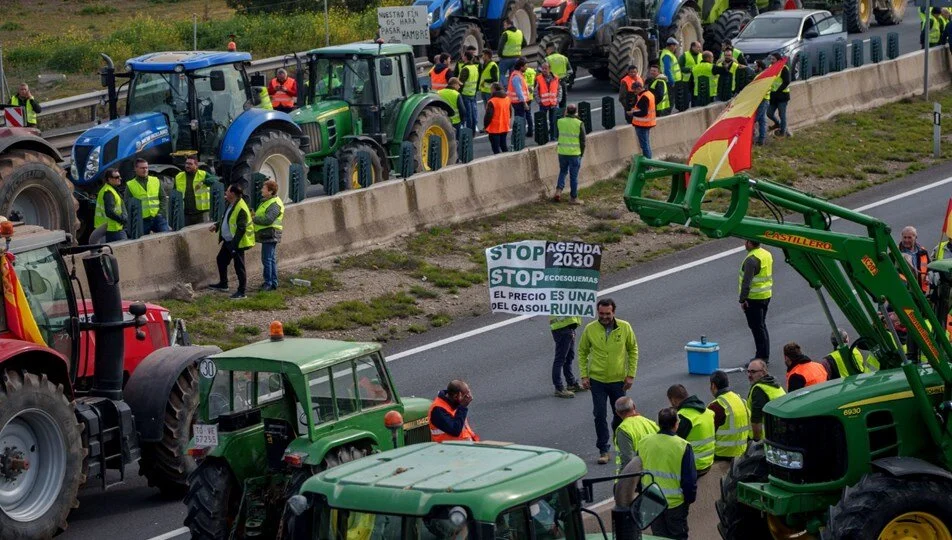 Çiftçilerin eylemi dalga dalga yayılıyor: Bin traktör Barcelona'ya girdi
