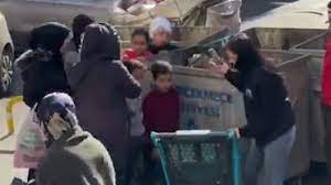 Zincir marketin çöpe attığı ürünleri vatandaşlar topladı