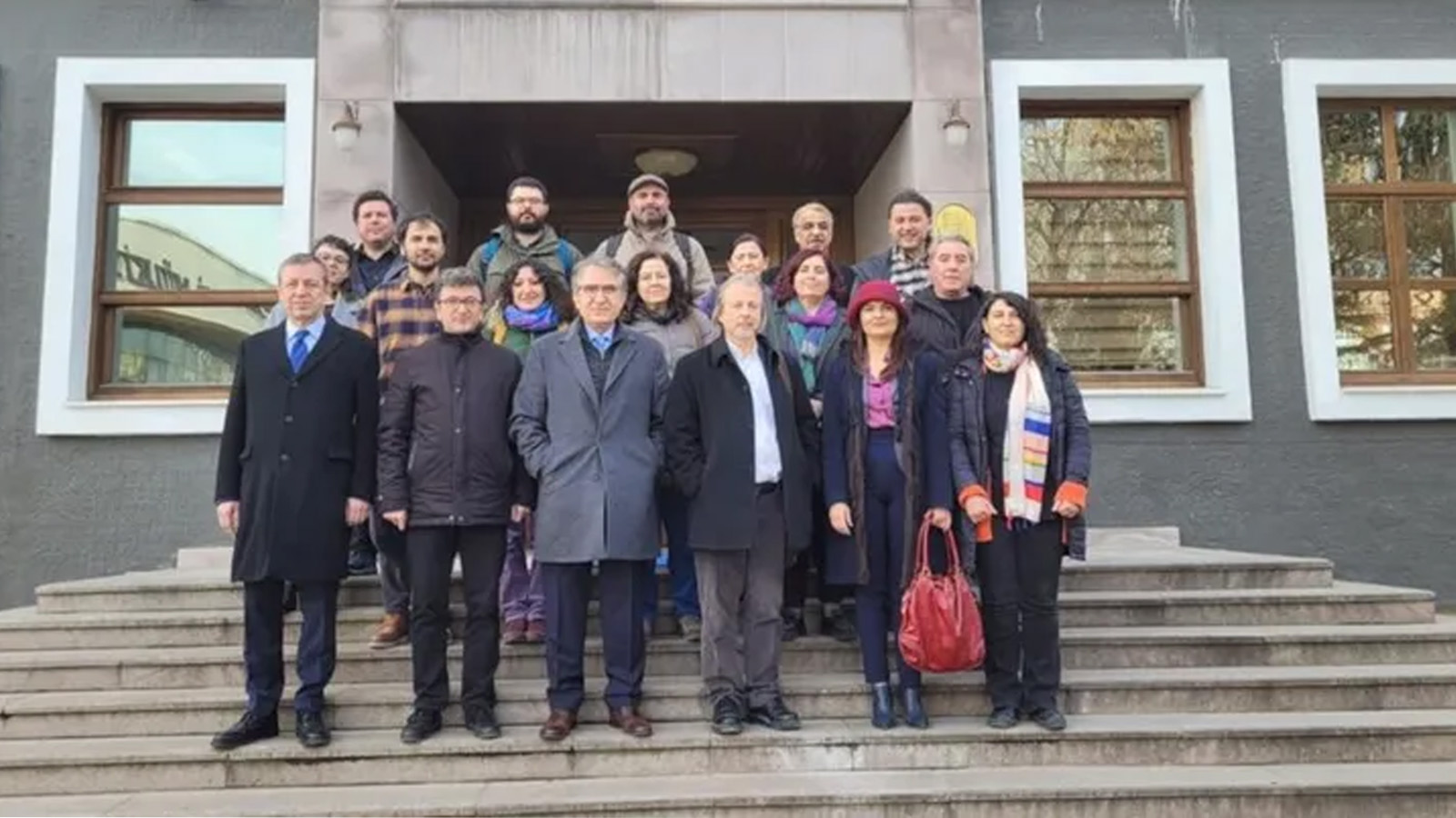 CHP ve DEM Parti Milletvekilleri, ihraç edilen akademisyenleri ziyaret etti