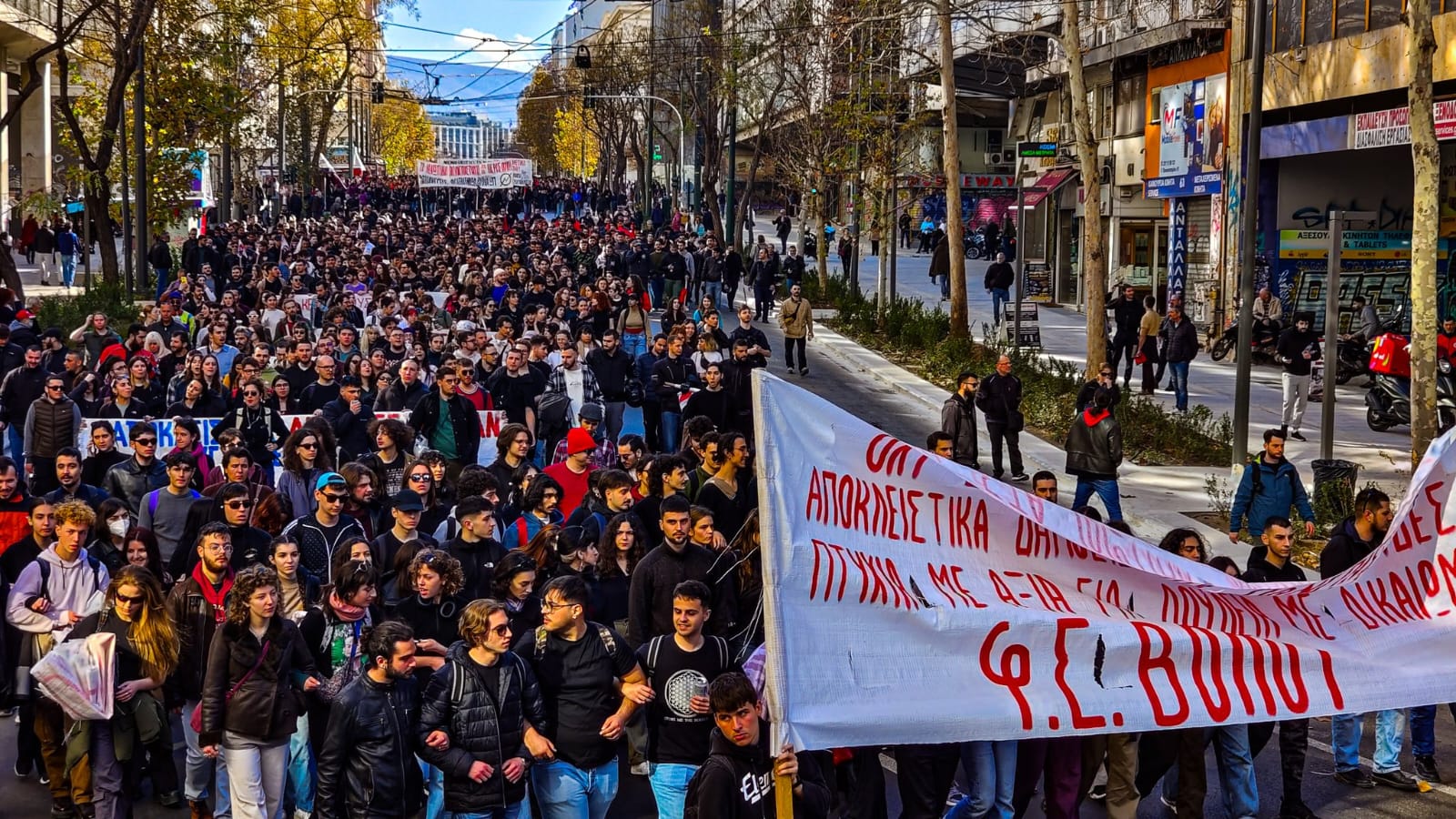 Yunanistan'da binlerce öğrenci eğitimde özelleştirmelere karşı ayaklandı