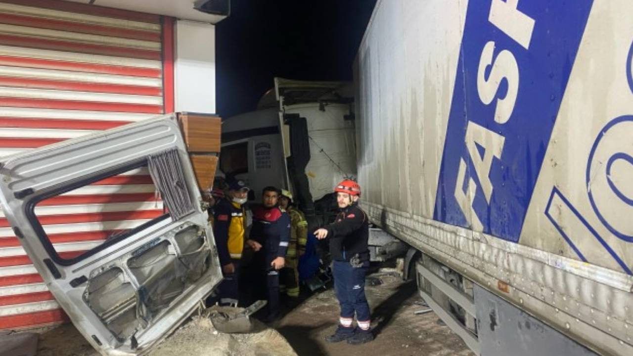 İzmir'de feci kaza! Tır ve minibüs kafa kafaya çarpıştı: 3 ölü, 11 yaralı