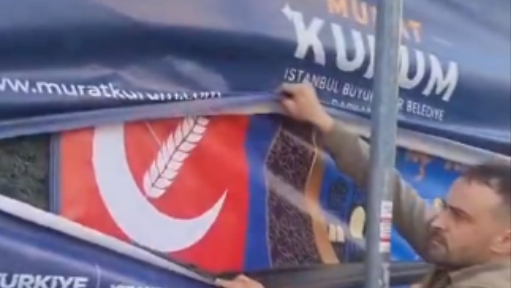 Ümraniye’de YRP adayının pankartının üzerine Kurum’un pankartı asıldı