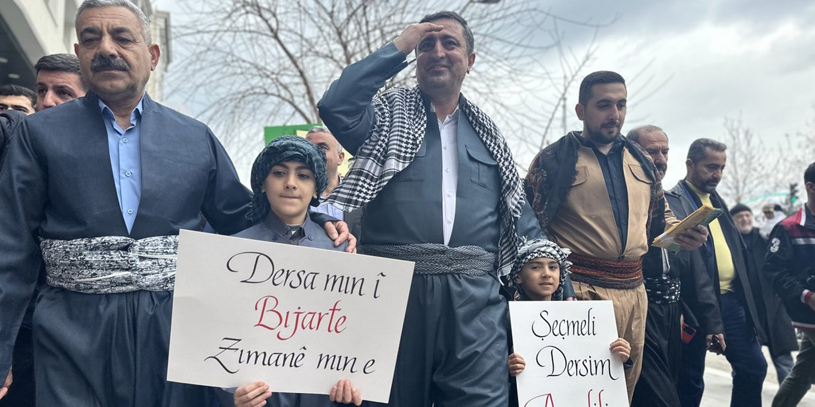 HÜDA PAR’lı Ramanlı yöresel kıyafetler giyip Kürtçe anadil için yürüdü