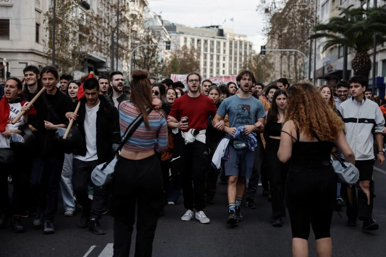 Atina’da 20 bin kişi özel üniversite yasa tasarısını protesto etti